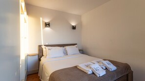 Cozy and chic! This studio apartment offers a serene bedroom space, perfect for unwinding after a day in the city. Your stylish Porto escape awaits.
#StudioLiving #PortoGetaway #RelaxInStyle