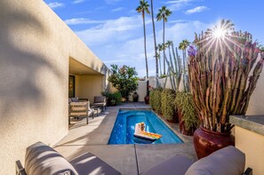 Beautiful backyard with lovely views that everyone comes to the desert for!