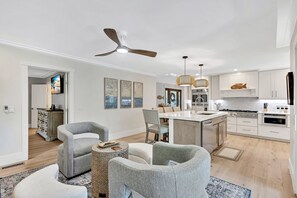 Fully equipped and renovated chef's kitchen for your culinary exploits