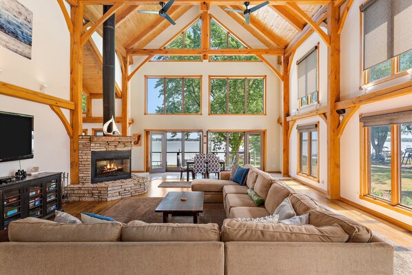 Spacious living room with Lakeviews