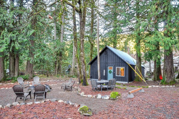 Rhododendron Vacation Rental | 2BR | 1BA | 1,000 Sq Ft | 2 Steps Required