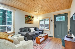 Living Room | Smart TV | Fireplace
