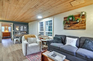 Living Room | Single-Story Cabin | Free WiFi
