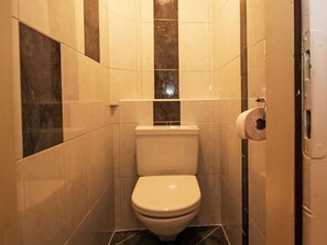 Toilet Seat, Toilet, Wall, Bathroom, Flooring, Floor, Plumbing Fixture, Interior Design, Brown, Plumbing
