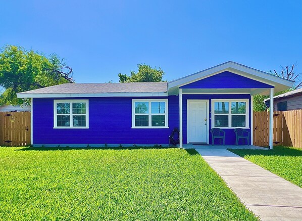 Bungalow on Polk - Historic Downtown Brownsville