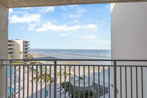 Pelican C402 balcony