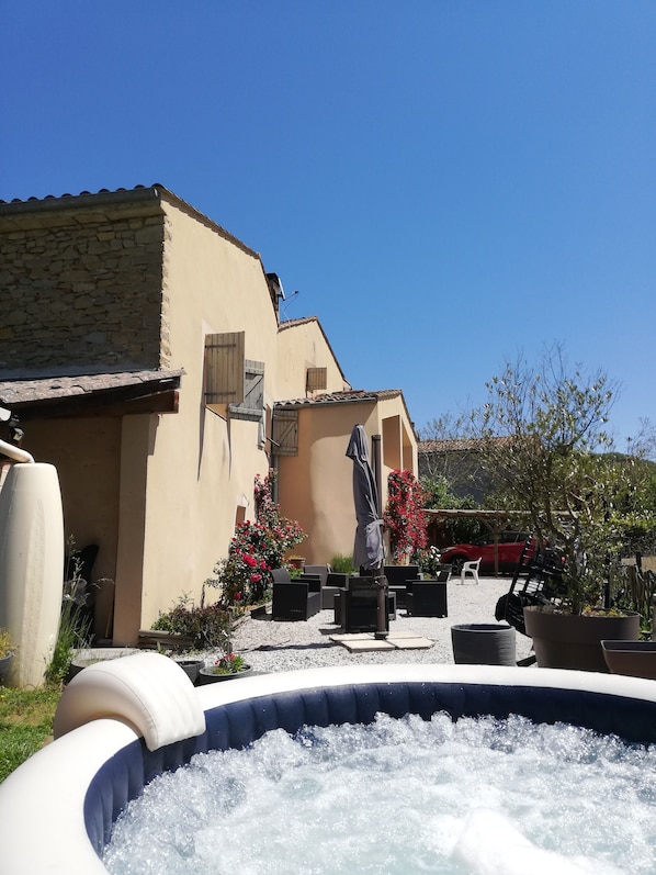 Outdoor spa tub