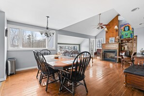 Stunning 3-bedroom, 2-bathroom retreat with ski-in/ski-out access on Killington's Great Eastern Trail. Cozy gas fireplace and stylish dining table, among other luxury comforts.
