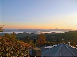 Wake up to sweeping long-range mountain views—sunrise over the treetops creates a breathtaking start to every day.