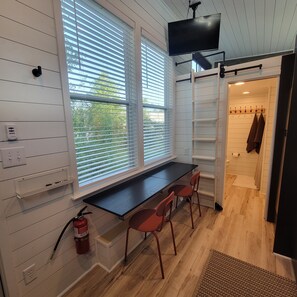 Dining/desk area