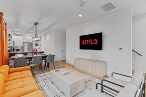 Couch - Crib - Air conditioning - Books and reading material - Heating - TV