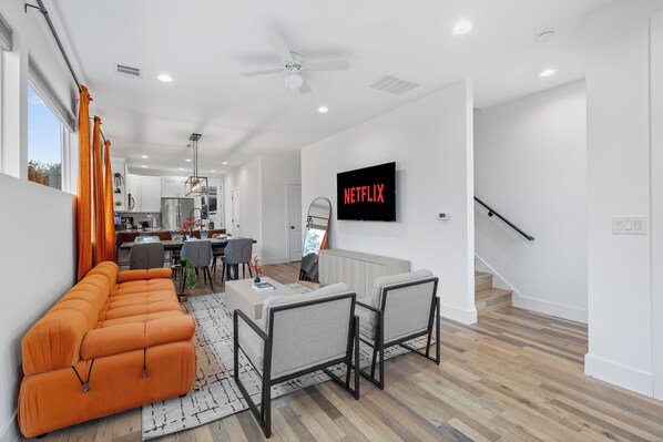 Couch - Crib - Air conditioning - Books and reading material - Heating - TV
