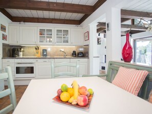 Möbel, Interior Design, Flooring, Küche, Fussboden, Holz, Decke, Countertop, Zimmer, Cabinetry