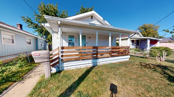 Fully fenced in front yard, perfect to keep your pup safe