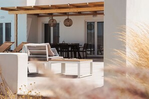 outdoor dinning room 