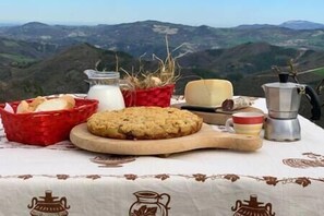 Ricca colazione da gustare davanti ad una splendida vista