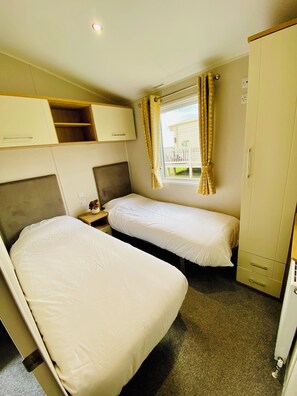 twin bedroom with wardrobe (1)