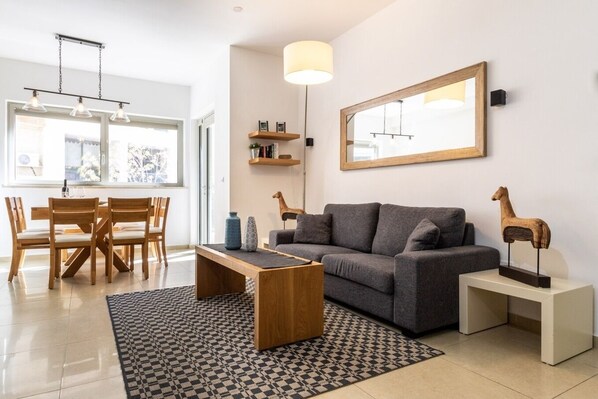 The Chesnut | Cozy Central 2BR Parking Pool