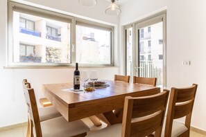 The Chesnut | Cozy Central 2BR Parking Pool