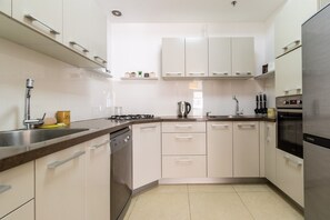 The Chesnut | Cozy Central 2BR Parking Pool