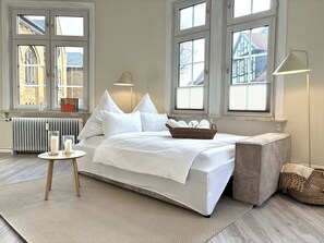 Gemütliche Schlafcouch mit Memory Foam Topper für 2 Personen. 