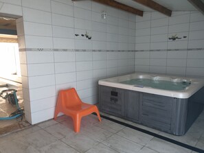 Indoor spa tub
