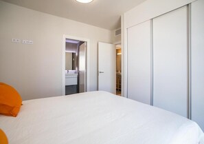 05 master fitted wardrobe