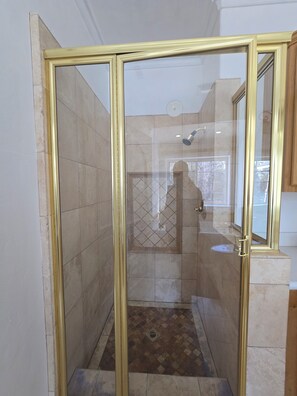 Master bathroom (3)