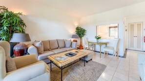 Relax in style in this spacious and bright living area, featuring cozy seating, tasteful decor, and an open layout perfect for unwinding or entertaining. 🛋️✨ #LagoaLiving #HomeAwayFromHome #RelaxAndEnjoy
