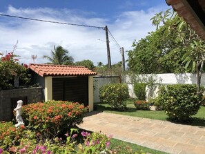 Portão de entrada e área de estacionamento