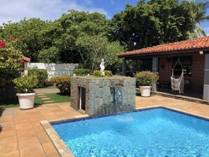 Piscina com cascata 