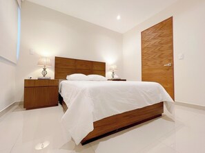 Esta habitación cuenta con una cómoda cama matrimonial, vestida con ropa de cama de alta calidad para asegurar una noche de sueño reparador.