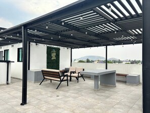 Disfruta del rooftop, el espacio perfecto para relajarte y socializar mientras contemplas las impresionantes vistas panorámicas de la CDMX. Cuenta con asador para preparar parilladas y disfrutar de una comida al aire libre.