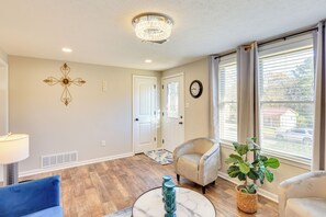 Living Room | Smart TV | Free WiFi | Central A/C & Heating