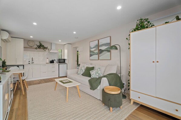 Renovated in 2024, this comfortable, stylish place is just 5 mins drive from central Queenstown.