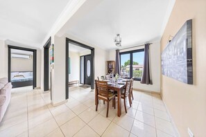 Opal 90 · Luxurious 4-bedroom Getaway in Noord (495)