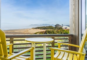 Unwind to the sound of waves from this picture-perfect balcony