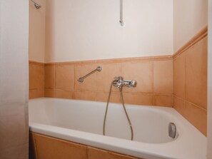 Salle De Bains, Luminaire Plomberie, Baignoire, Sol, Robinet, Plomberie, Design Intérieur, Sol, Tuile