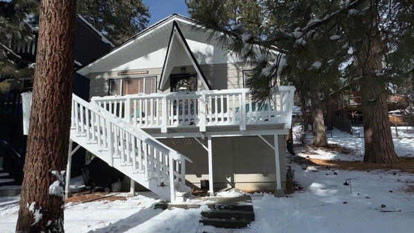 Snow covered Big Bear Cool Cabins, Encino Pines