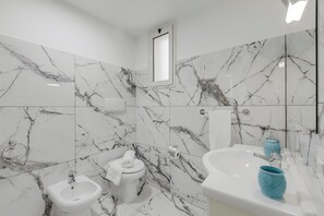 Salle de bain avec douche