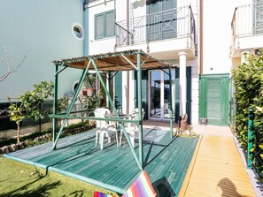 Shade, Porch, Metal, Balcony, Deck, Eco Hotel, Chair, Yard, Outdoor Structure, Outdoor Furniture