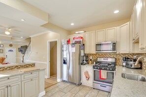 Kitchen | Multi-Level Townhome | Central A/C & Heat