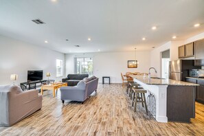 Living Room | Free WiFi | Smart TV