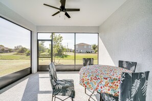 Screened Lanai | Dining Area | Beach Essentials