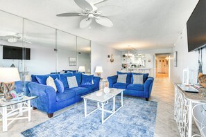 Living Room | Central A/C & Heating | Free WiFi | Smart TV