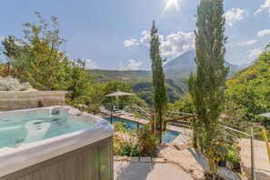 Outdoor spa tub