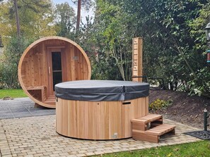 Outdoor spa tub