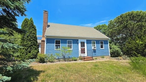 Three-bedroom Cape with screen porch and Loagy Bay views