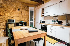 Fully equipped Kitchen and Dining Table