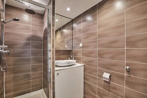salle de bain avec toilette